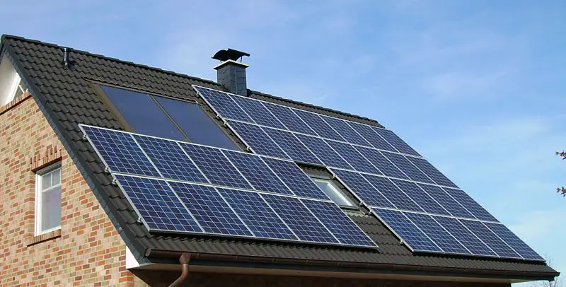 800px-Solar_panels_on_a_roof