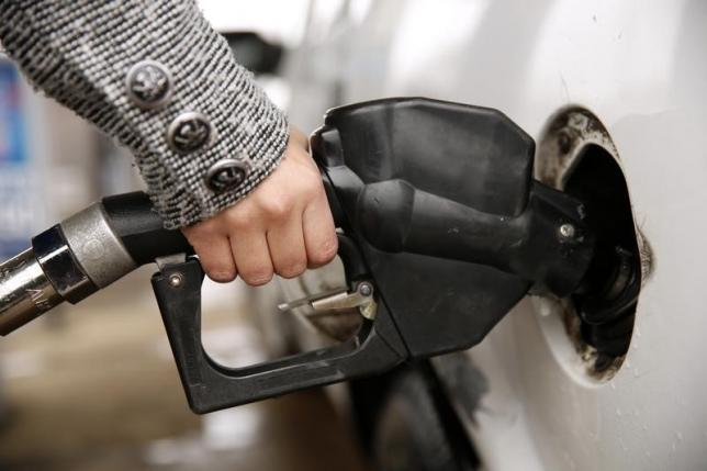A woman pumps gas at a station in Falls Church, Virginia December 16, 2014.
REUTERS/Kevin Lamarque