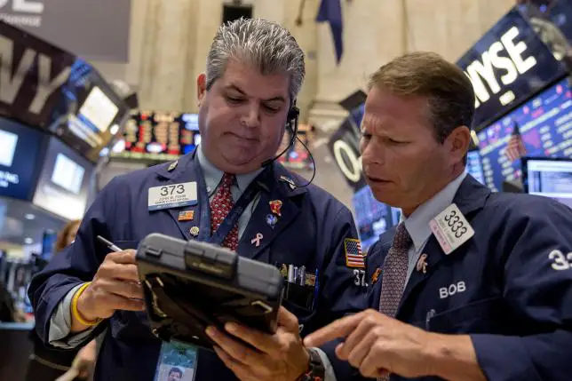 Traders work on the floor of the New York Stock Exchange August 24, 2015. REUTERS/Brendan McDermid