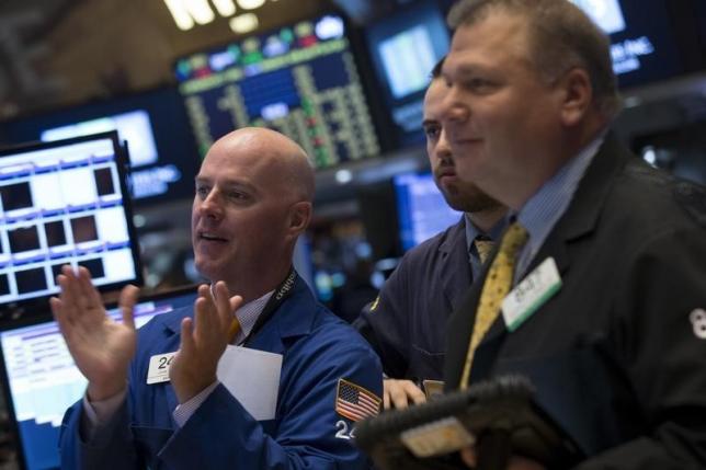 Traders work on the floor of the New York Stock Exchange October 7, 2015. REUTERS/Brendan McDermid